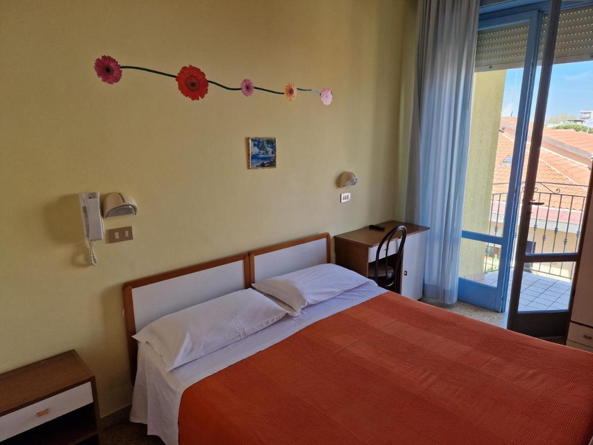 Hotel Clara Rimini Exterior photo